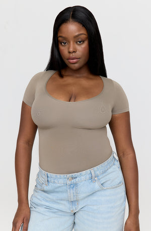 365 CONTOUR SHORT SLEEVE BODYSUIT - STONE KHAKI