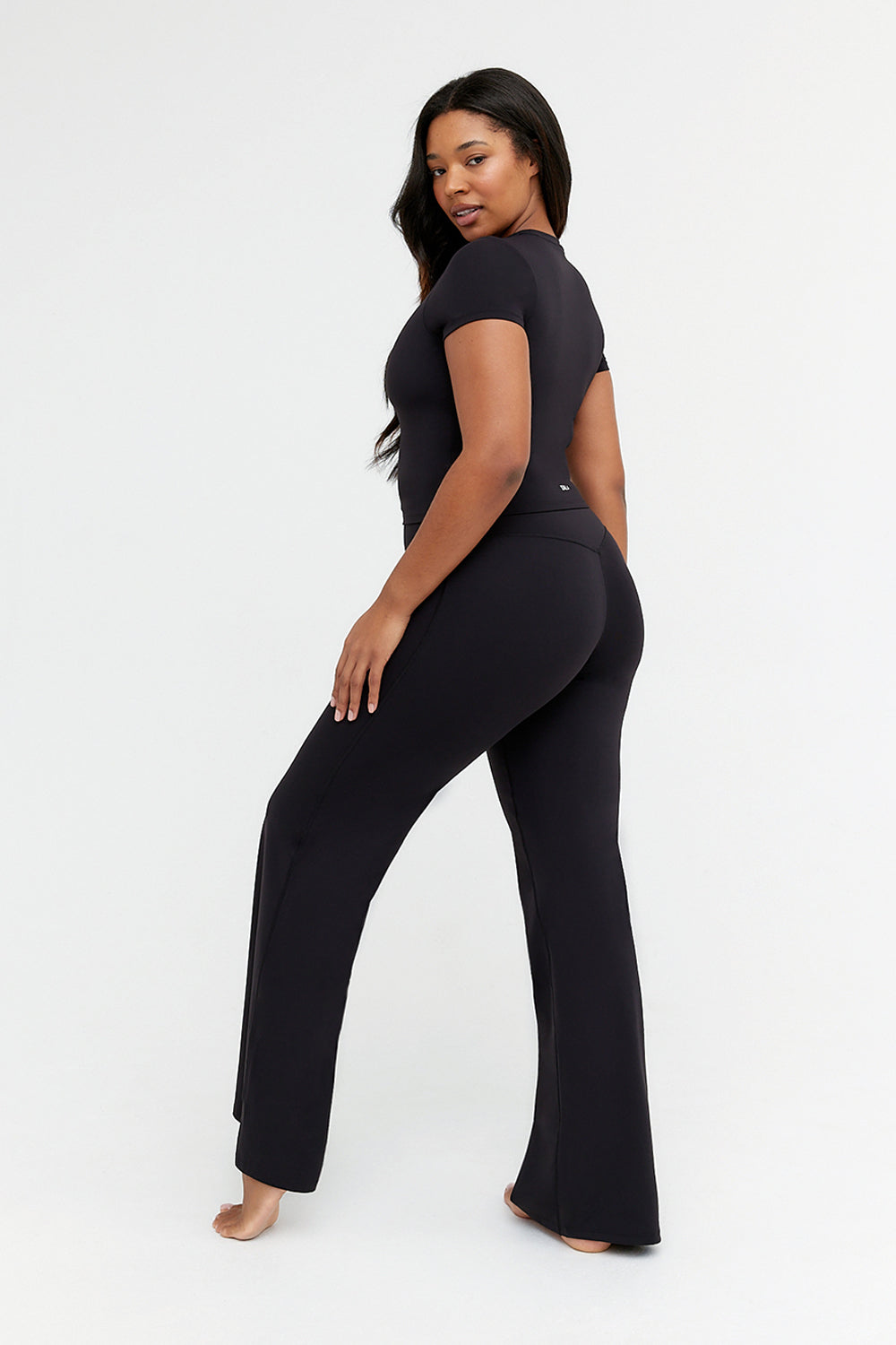 DAYFLEX BUILT-IN SUPPORT ESSENTIAL T-SHIRT - SHADOW BLACK