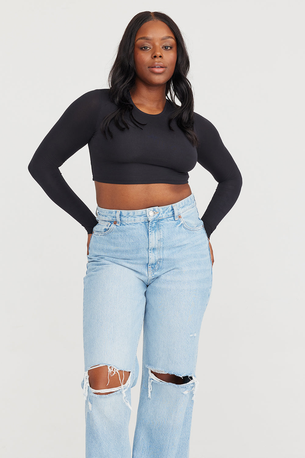 High waisted jeans and top long sleeve crop top
